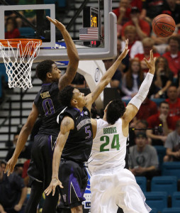 Oregon forward Dillon Brooks, right, shoots against Washington guard Dejounte Murray (5) and Washington forward Marquese Chriss (0) during the first half of an NCAA college basketball game in the quarterfinal round of the Pac-12 men's tournament Thursday, March 10, 2016, in Las Vegas. (AP Photo/John Locher)